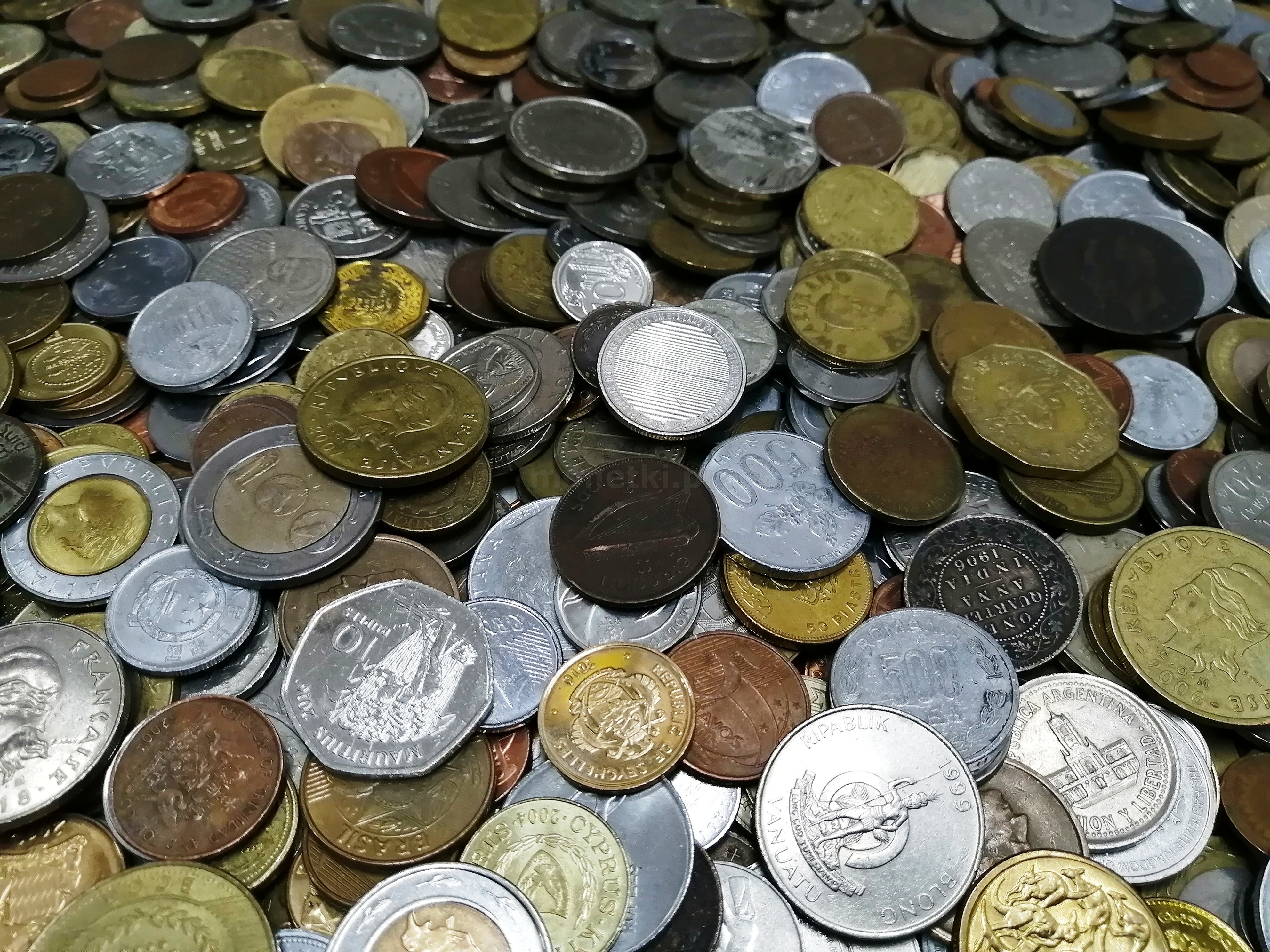 Миксы монет на вес по 1 кг. Содержание экзотики 50%., фото 
